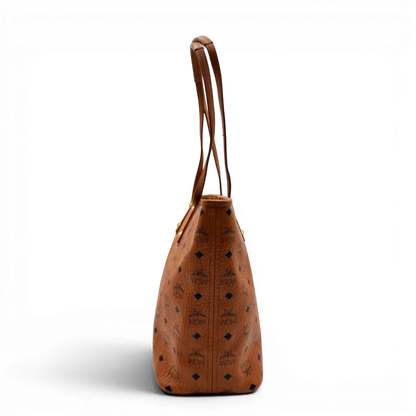https://cdn.shopify.com/s/files/1/0564/9376/8855/files/MCM_Shopper_visetos_braun_4.webp?v=1784795143