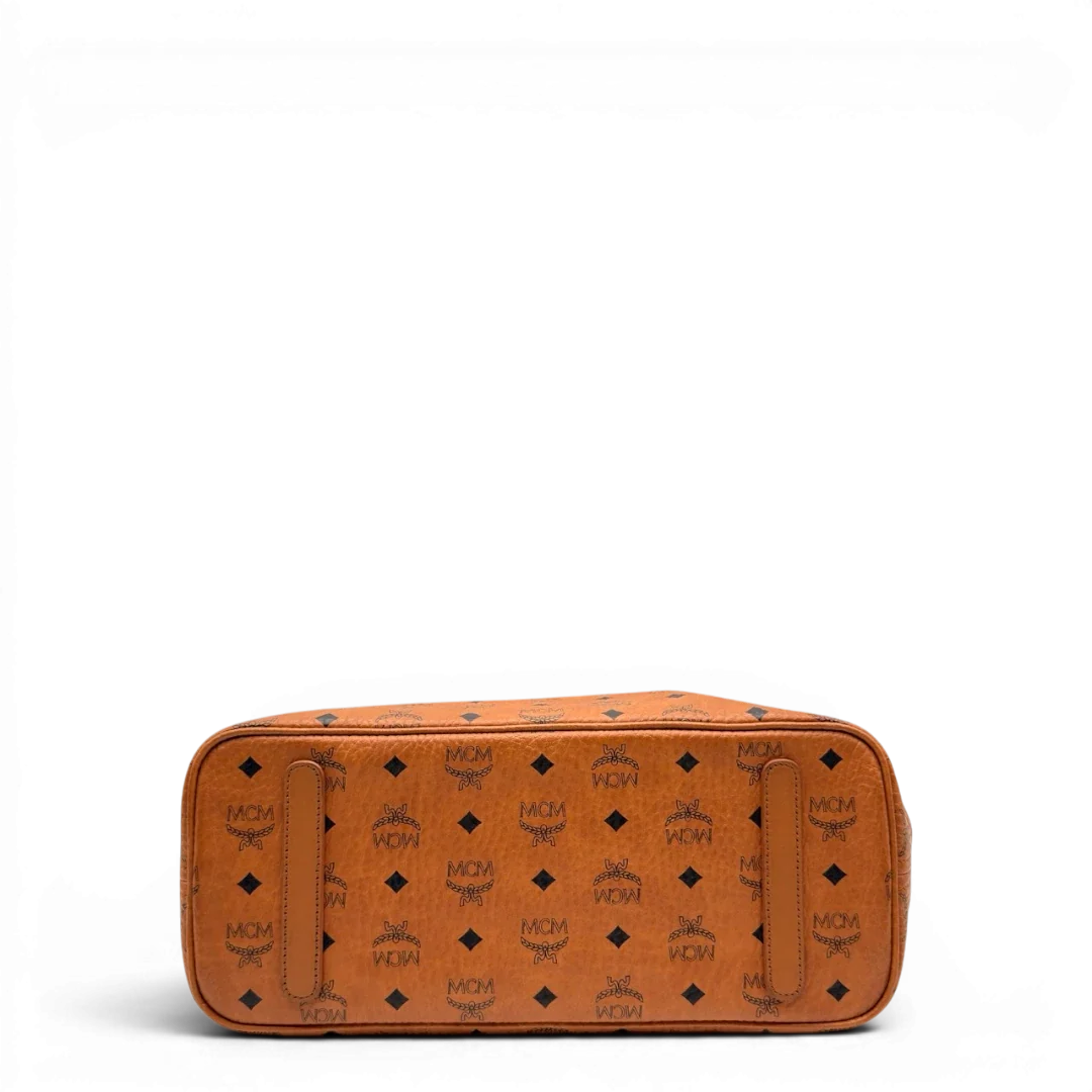 https://cdn.shopify.com/s/files/1/0564/9376/8855/files/MCM_Shopper_visetos_braun_5.webp?v=1784795143