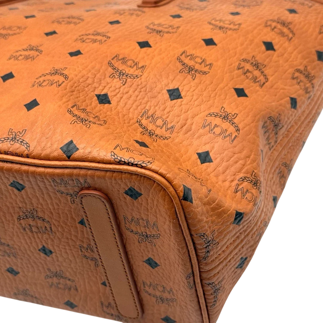 https://cdn.shopify.com/s/files/1/0564/9376/8855/files/MCM_Shopper_visetos_braun_6.webp?v=1784795144