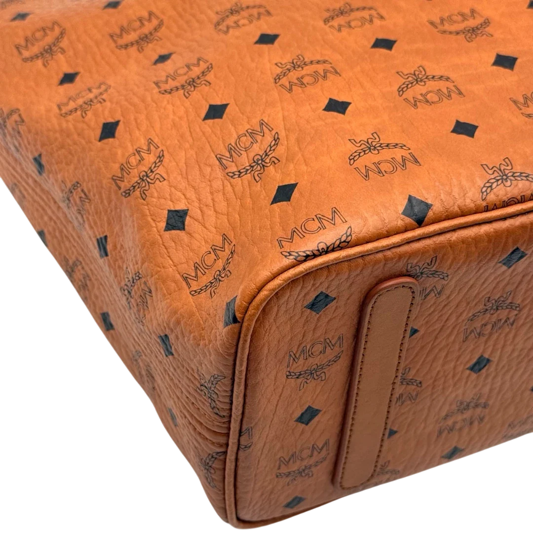 https://cdn.shopify.com/s/files/1/0564/9376/8855/files/MCM_Shopper_visetos_braun_7.webp?v=1784795143
