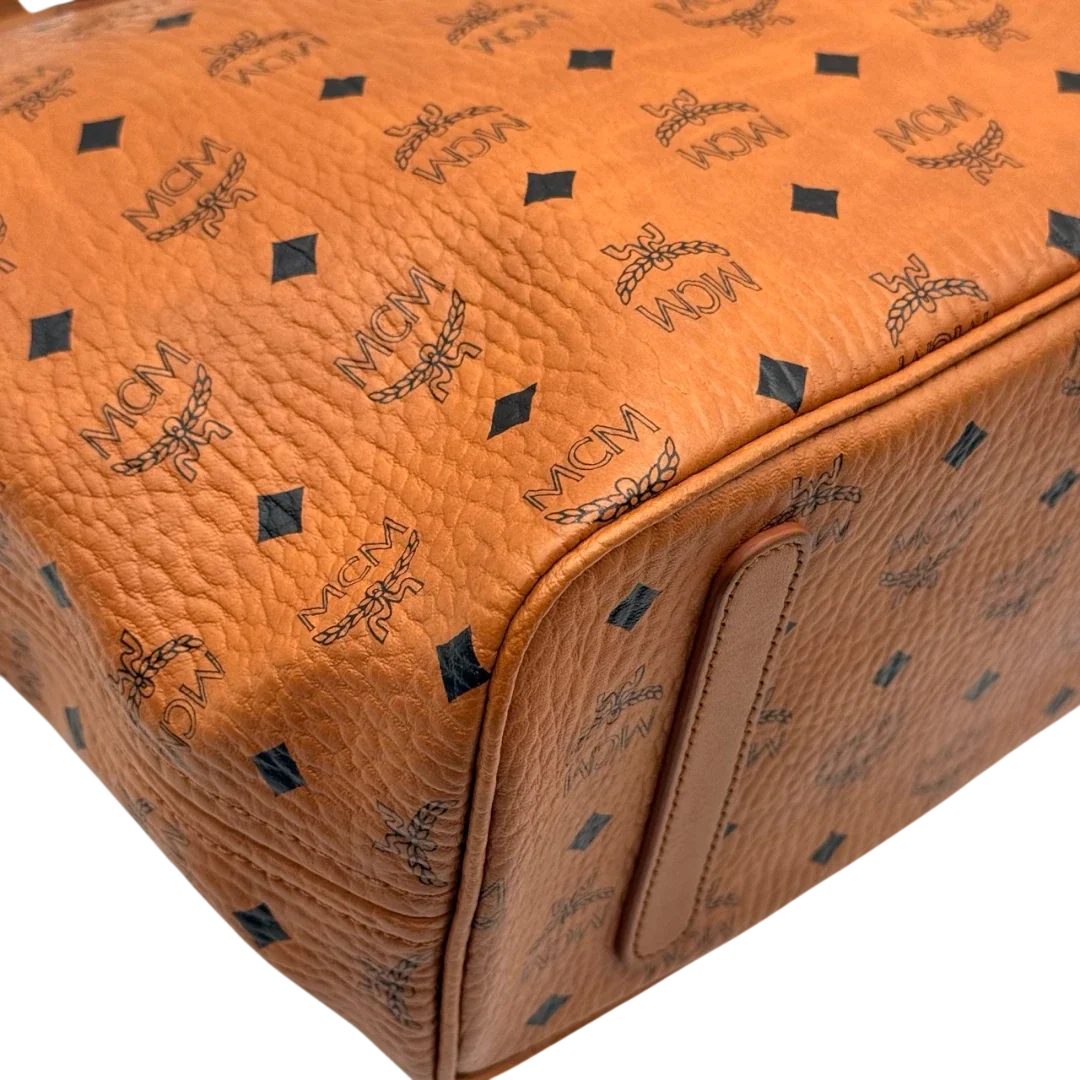 https://cdn.shopify.com/s/files/1/0564/9376/8855/files/MCM_Shopper_visetos_braun_9.webp?v=1784795144