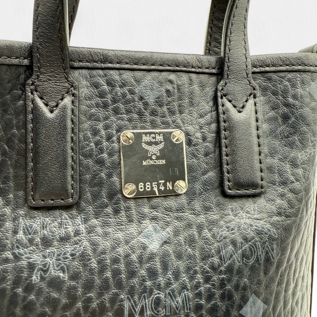 https://cdn.shopify.com/s/files/1/0564/9376/8855/files/MCM_Umhangetasche_Aren_visetos_schwarz_second_hand_luxury_crossbody3840.webp?v=1753789275