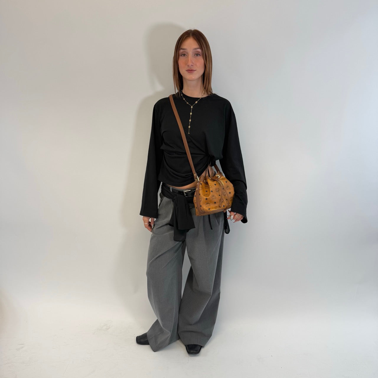 https://cdn.shopify.com/s/files/1/0564/9376/8855/files/MCM_Umhangetasche_Beuteltasche_small_mit_Kordelzug_visetos_braun_1.jpg?v=1784795649