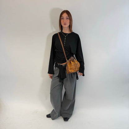 https://cdn.shopify.com/s/files/1/0564/9376/8855/files/MCM_Umhangetasche_Beuteltasche_small_mit_Kordelzug_visetos_braun_1.jpg?v=1784795649