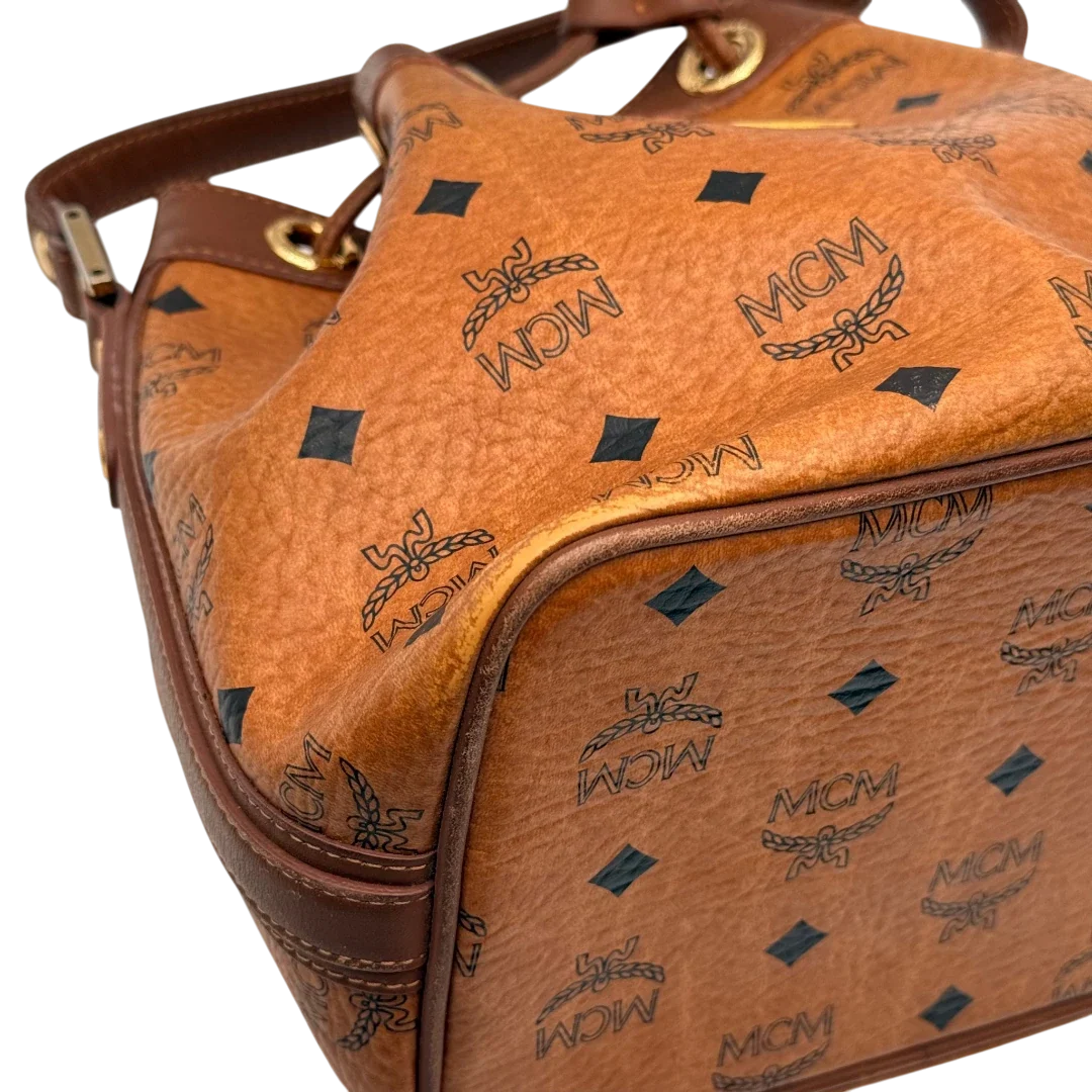 https://cdn.shopify.com/s/files/1/0564/9376/8855/files/MCM_Umhangetasche_Beuteltasche_small_mit_Kordelzug_visetos_braun_10.webp?v=1784795649