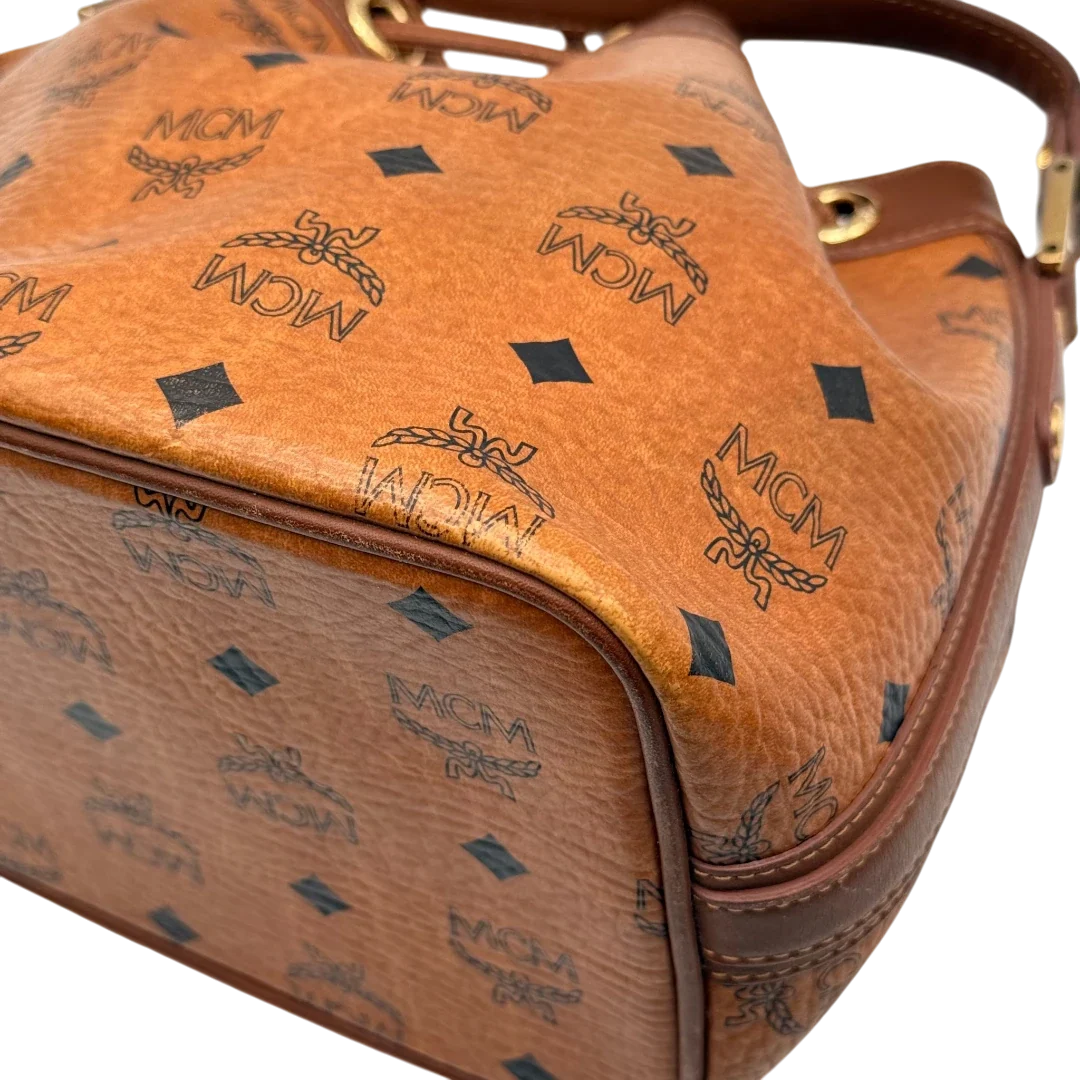 https://cdn.shopify.com/s/files/1/0564/9376/8855/files/MCM_Umhangetasche_Beuteltasche_small_mit_Kordelzug_visetos_braun_11.webp?v=1784795649