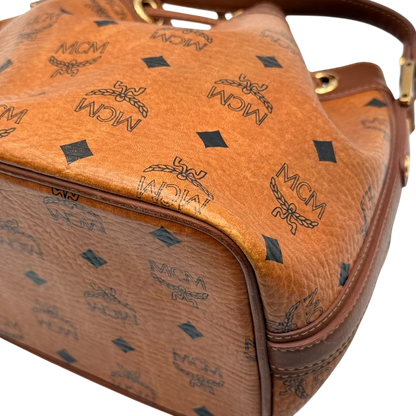 https://cdn.shopify.com/s/files/1/0564/9376/8855/files/MCM_Umhangetasche_Beuteltasche_small_mit_Kordelzug_visetos_braun_11.webp?v=1784795649