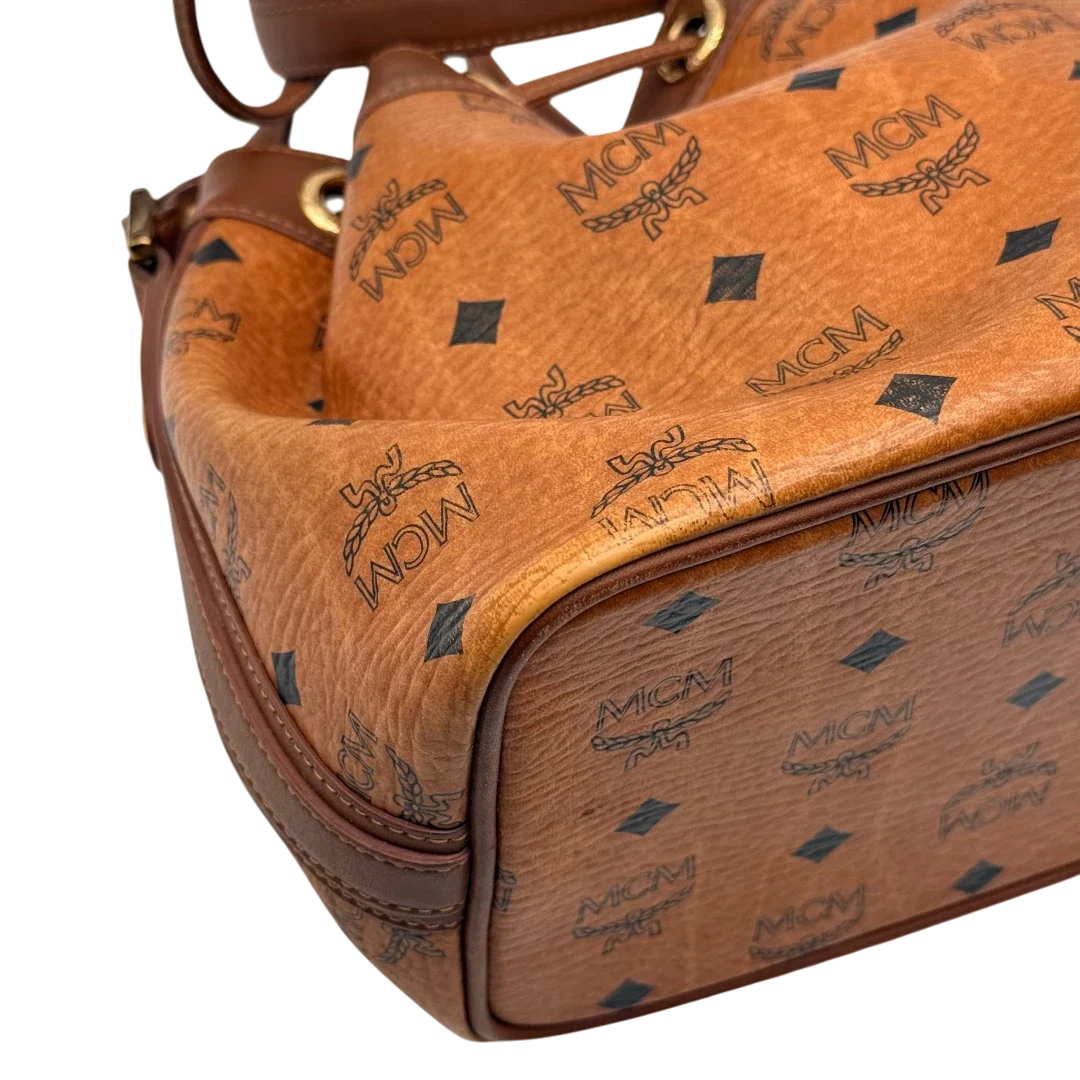 https://cdn.shopify.com/s/files/1/0564/9376/8855/files/MCM_Umhangetasche_Beuteltasche_small_mit_Kordelzug_visetos_braun_12.webp?v=1784795648