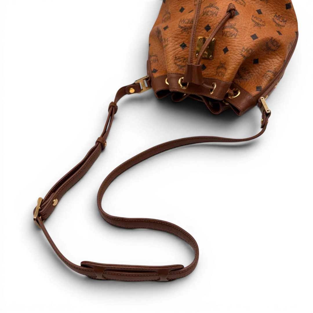 https://cdn.shopify.com/s/files/1/0564/9376/8855/files/MCM_Umhangetasche_Beuteltasche_small_mit_Kordelzug_visetos_braun_13.webp?v=1784795648