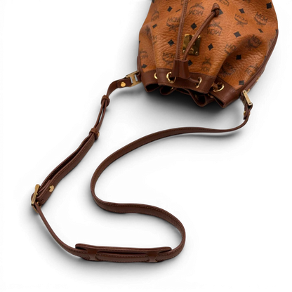 https://cdn.shopify.com/s/files/1/0564/9376/8855/files/MCM_Umhangetasche_Beuteltasche_small_mit_Kordelzug_visetos_braun_13.webp?v=1784795648