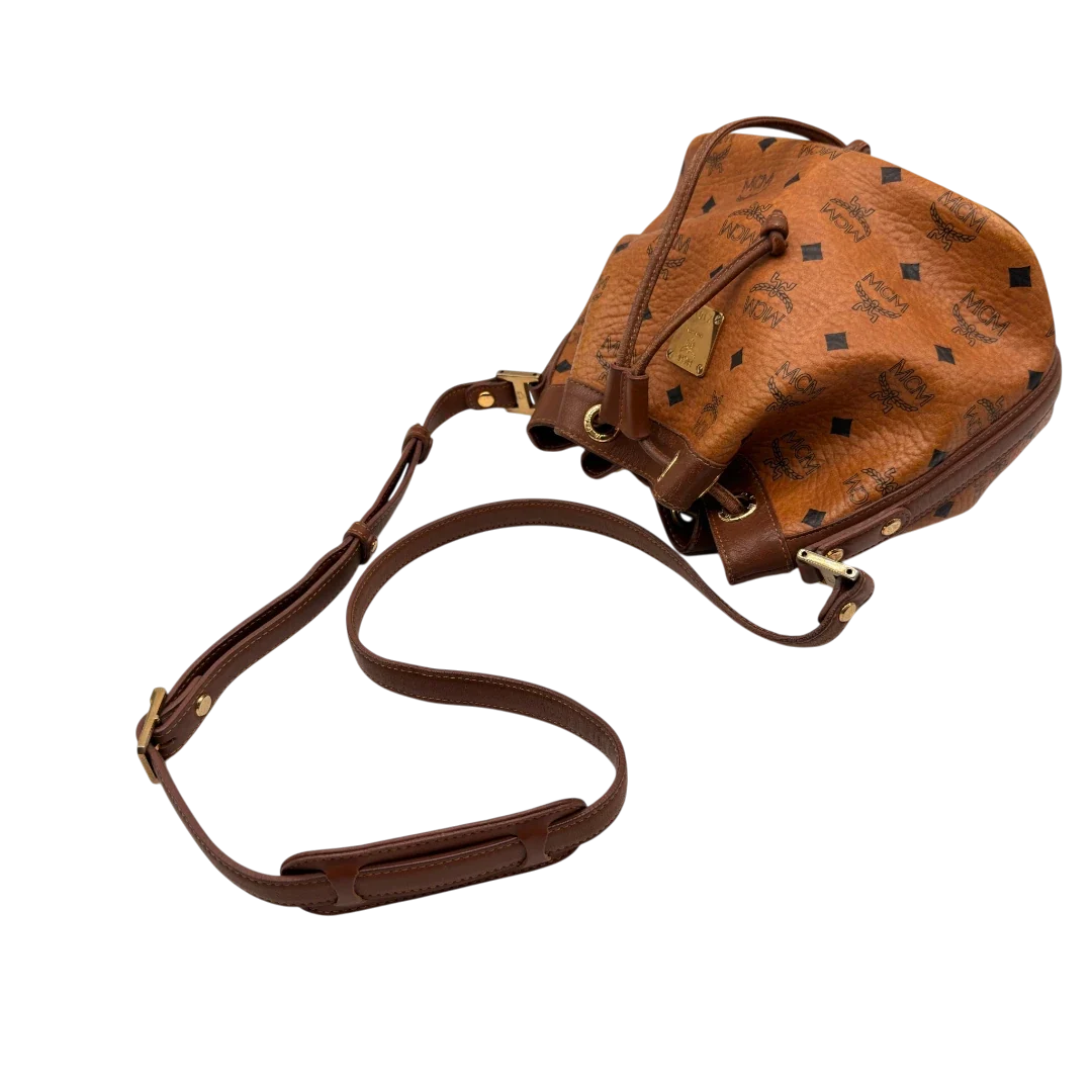 https://cdn.shopify.com/s/files/1/0564/9376/8855/files/MCM_Umhangetasche_Beuteltasche_small_mit_Kordelzug_visetos_braun_14.webp?v=1784795648