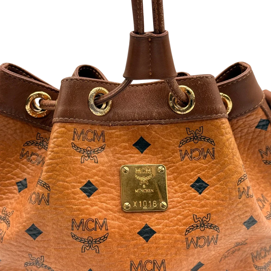 https://cdn.shopify.com/s/files/1/0564/9376/8855/files/MCM_Umhangetasche_Beuteltasche_small_mit_Kordelzug_visetos_braun_15.webp?v=1784795649