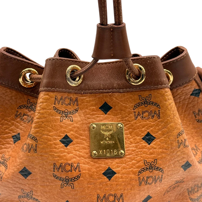 https://cdn.shopify.com/s/files/1/0564/9376/8855/files/MCM_Umhangetasche_Beuteltasche_small_mit_Kordelzug_visetos_braun_15.webp?v=1784795649