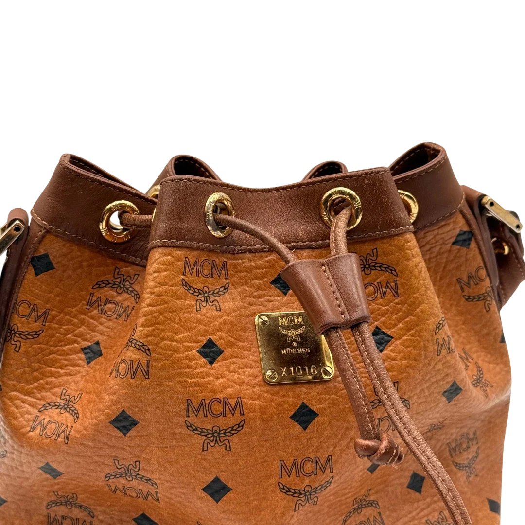 https://cdn.shopify.com/s/files/1/0564/9376/8855/files/MCM_Umhangetasche_Beuteltasche_small_mit_Kordelzug_visetos_braun_16.webp?v=1784795648