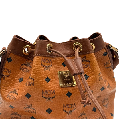 https://cdn.shopify.com/s/files/1/0564/9376/8855/files/MCM_Umhangetasche_Beuteltasche_small_mit_Kordelzug_visetos_braun_16.webp?v=1784795648