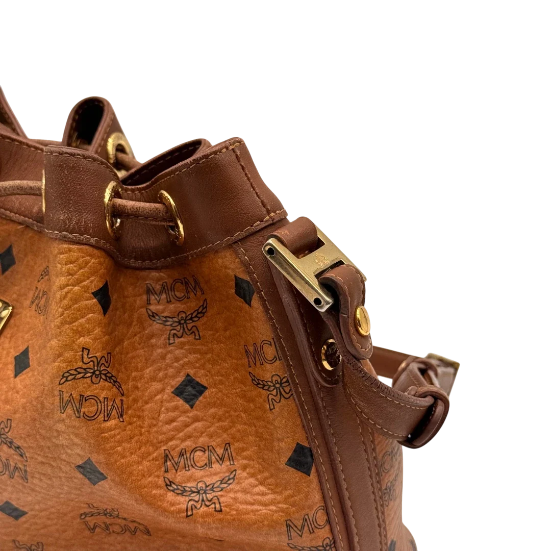 https://cdn.shopify.com/s/files/1/0564/9376/8855/files/MCM_Umhangetasche_Beuteltasche_small_mit_Kordelzug_visetos_braun_17.webp?v=1784795648