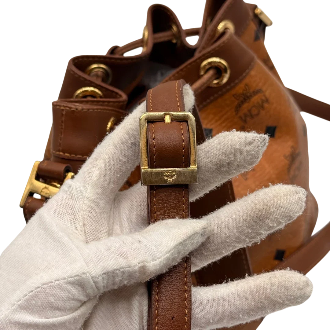 https://cdn.shopify.com/s/files/1/0564/9376/8855/files/MCM_Umhangetasche_Beuteltasche_small_mit_Kordelzug_visetos_braun_19.webp?v=1784795648