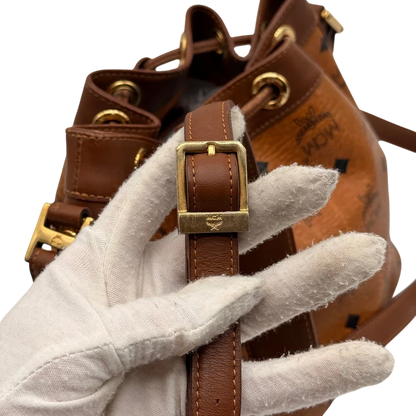 https://cdn.shopify.com/s/files/1/0564/9376/8855/files/MCM_Umhangetasche_Beuteltasche_small_mit_Kordelzug_visetos_braun_19.webp?v=1784795648