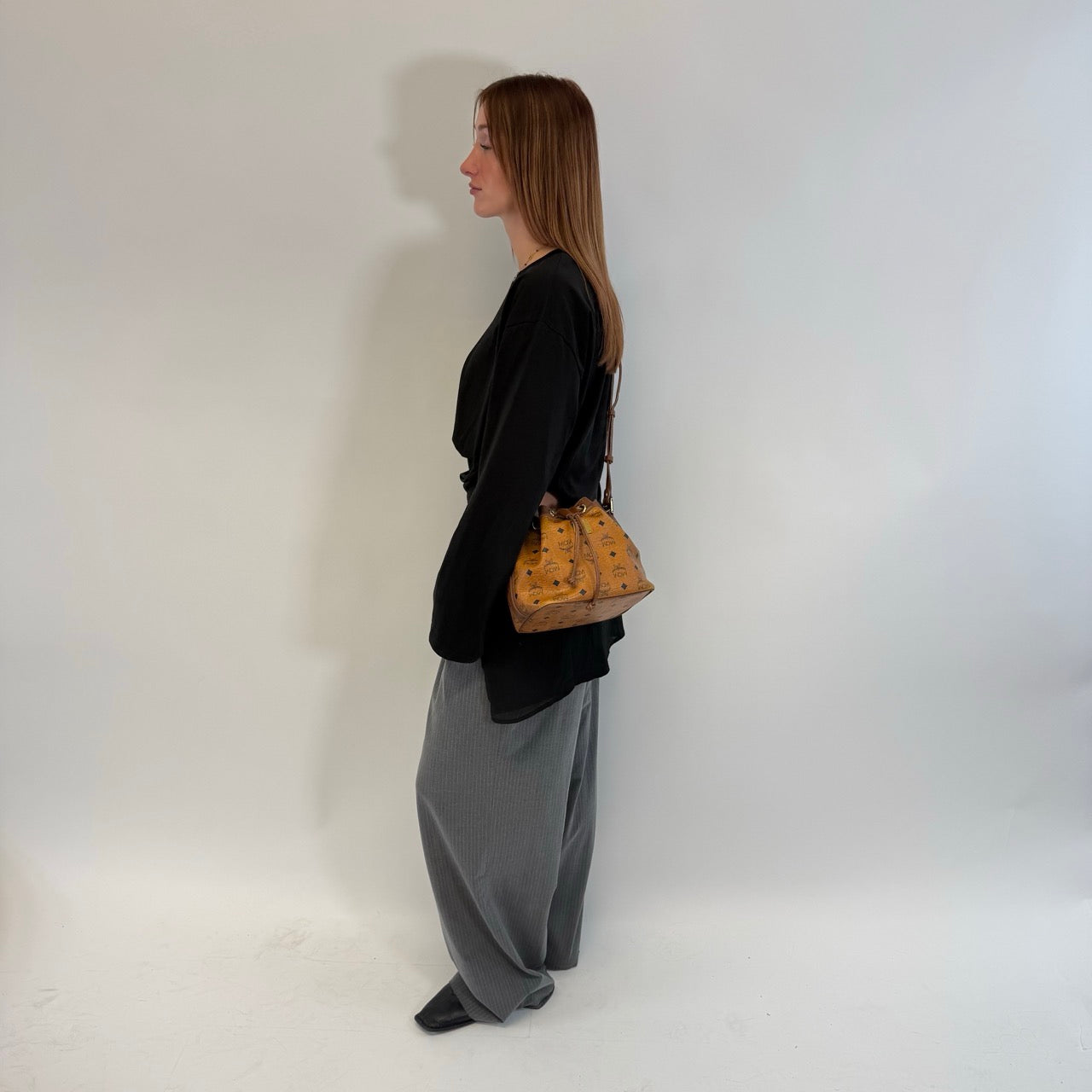 https://cdn.shopify.com/s/files/1/0564/9376/8855/files/MCM_Umhangetasche_Beuteltasche_small_mit_Kordelzug_visetos_braun_2.jpg?v=1784795648