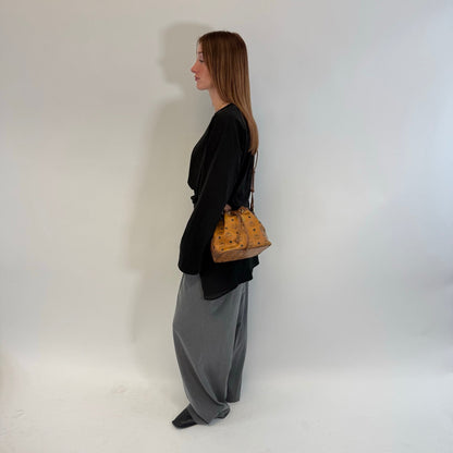 https://cdn.shopify.com/s/files/1/0564/9376/8855/files/MCM_Umhangetasche_Beuteltasche_small_mit_Kordelzug_visetos_braun_2.jpg?v=1784795648