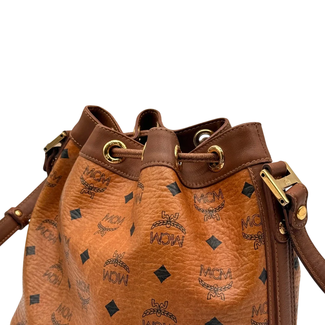https://cdn.shopify.com/s/files/1/0564/9376/8855/files/MCM_Umhangetasche_Beuteltasche_small_mit_Kordelzug_visetos_braun_20.webp?v=1784795648