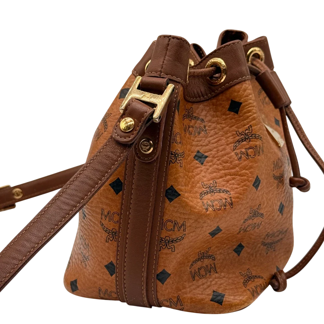 https://cdn.shopify.com/s/files/1/0564/9376/8855/files/MCM_Umhangetasche_Beuteltasche_small_mit_Kordelzug_visetos_braun_21.webp?v=1784795649