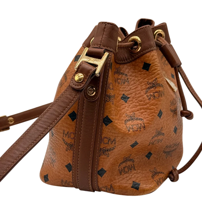 https://cdn.shopify.com/s/files/1/0564/9376/8855/files/MCM_Umhangetasche_Beuteltasche_small_mit_Kordelzug_visetos_braun_21.webp?v=1784795649