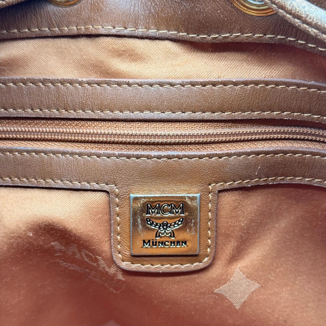 https://cdn.shopify.com/s/files/1/0564/9376/8855/files/MCM_Umhangetasche_Beuteltasche_small_mit_Kordelzug_visetos_braun_24.webp?v=1784795649