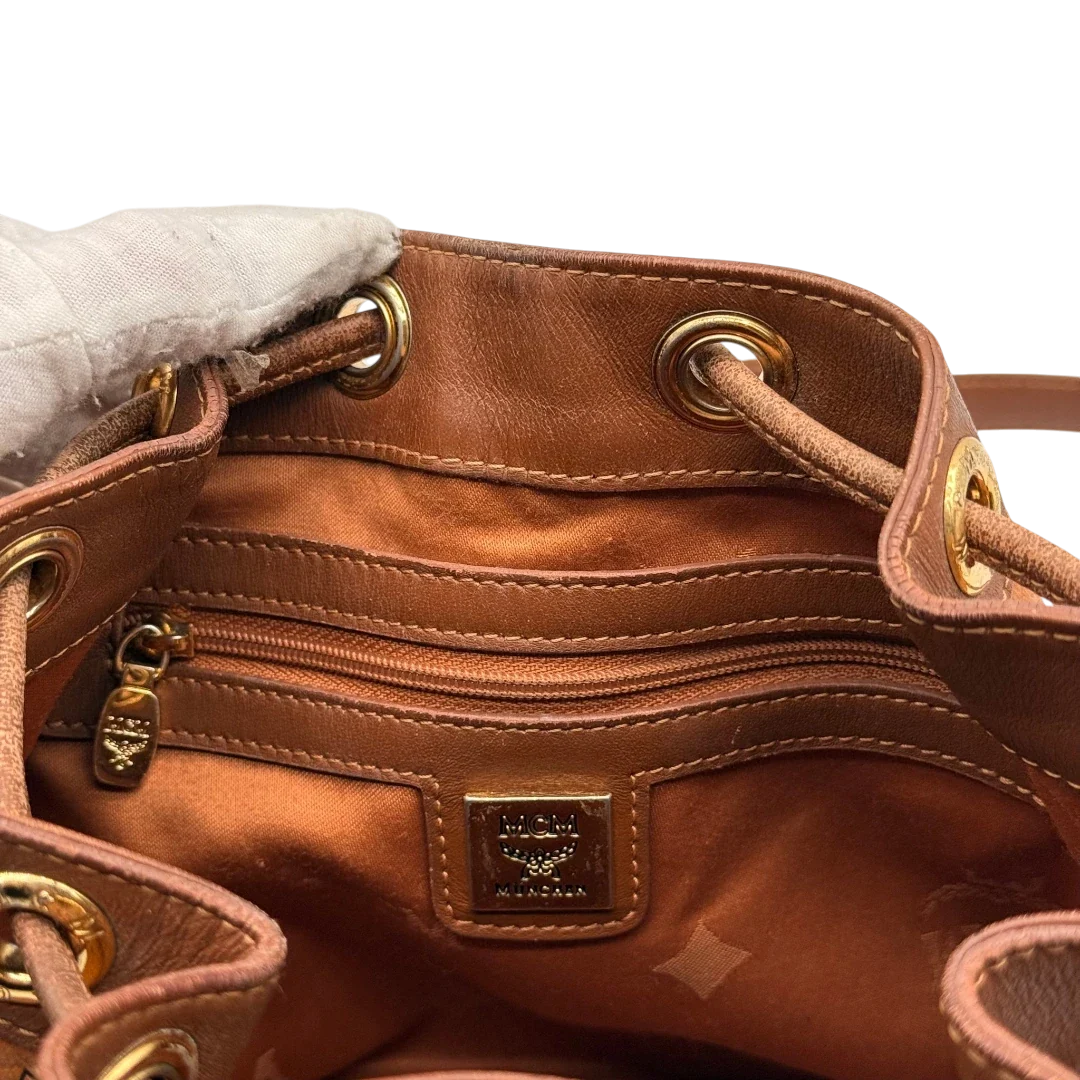 https://cdn.shopify.com/s/files/1/0564/9376/8855/files/MCM_Umhangetasche_Beuteltasche_small_mit_Kordelzug_visetos_braun_25.webp?v=1784795649