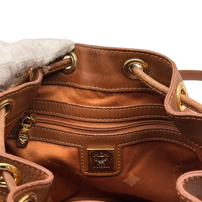 https://cdn.shopify.com/s/files/1/0564/9376/8855/files/MCM_Umhangetasche_Beuteltasche_small_mit_Kordelzug_visetos_braun_25.webp?v=1784795649