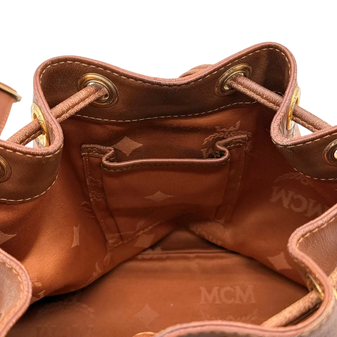 https://cdn.shopify.com/s/files/1/0564/9376/8855/files/MCM_Umhangetasche_Beuteltasche_small_mit_Kordelzug_visetos_braun_26.webp?v=1784795648
