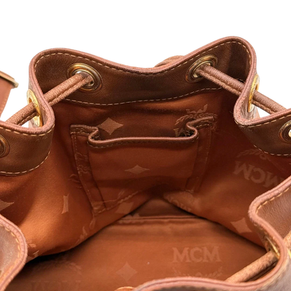 https://cdn.shopify.com/s/files/1/0564/9376/8855/files/MCM_Umhangetasche_Beuteltasche_small_mit_Kordelzug_visetos_braun_26.webp?v=1784795648