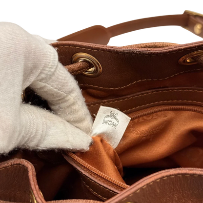 https://cdn.shopify.com/s/files/1/0564/9376/8855/files/MCM_Umhangetasche_Beuteltasche_small_mit_Kordelzug_visetos_braun_27.webp?v=1784795648