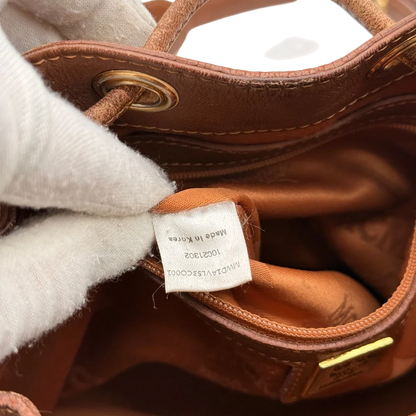 https://cdn.shopify.com/s/files/1/0564/9376/8855/files/MCM_Umhangetasche_Beuteltasche_small_mit_Kordelzug_visetos_braun_28.webp?v=1784795648