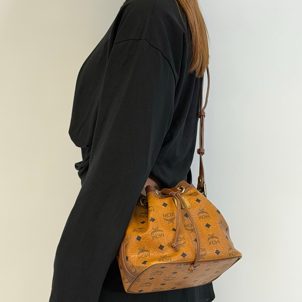 https://cdn.shopify.com/s/files/1/0564/9376/8855/files/MCM_Umhangetasche_Beuteltasche_small_mit_Kordelzug_visetos_braun_3.jpg?v=1784795649