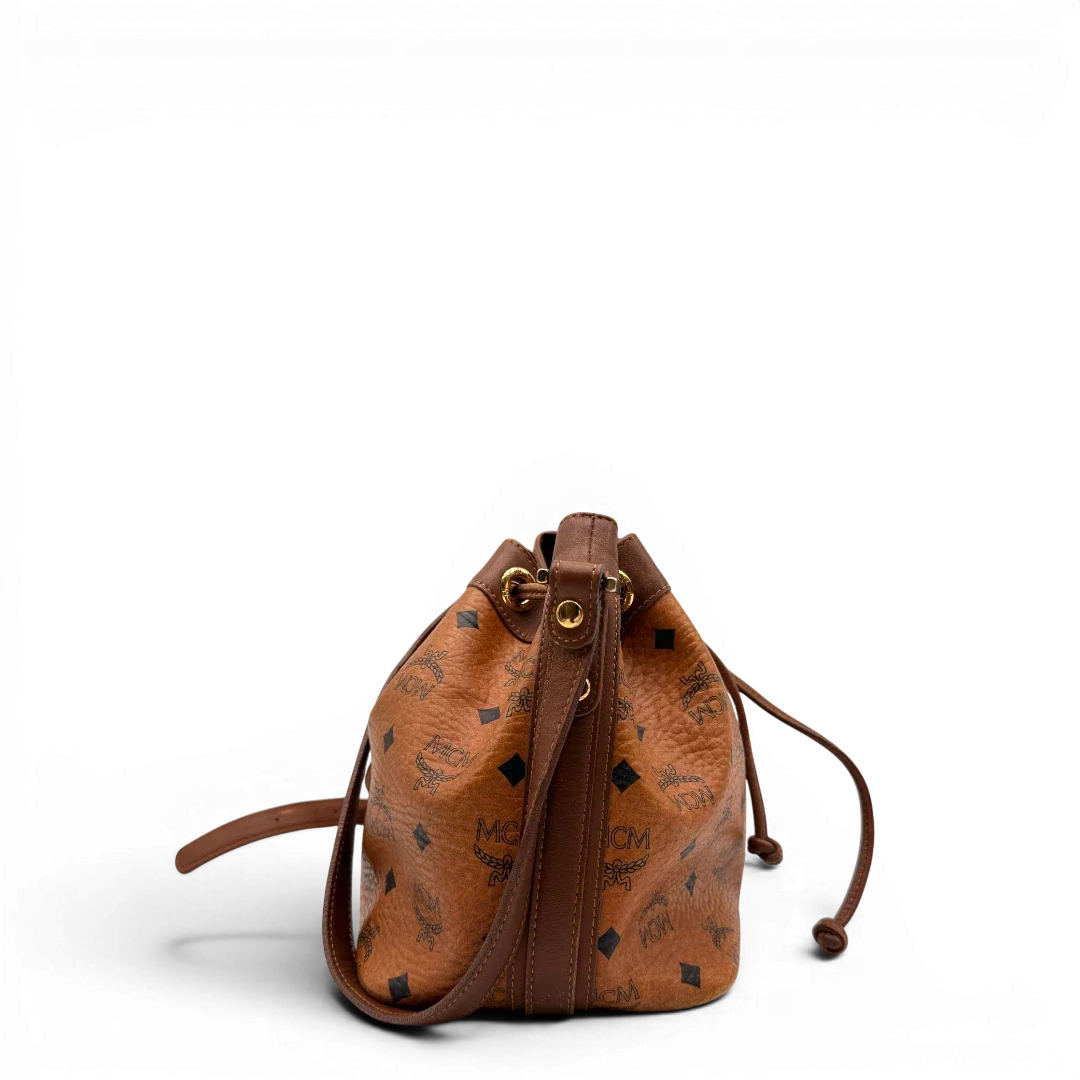 https://cdn.shopify.com/s/files/1/0564/9376/8855/files/MCM_Umhangetasche_Beuteltasche_small_mit_Kordelzug_visetos_braun_6.webp?v=1784795649