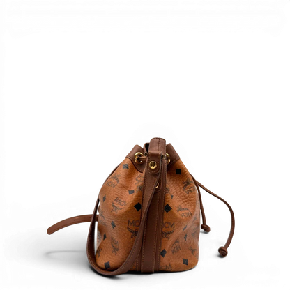 https://cdn.shopify.com/s/files/1/0564/9376/8855/files/MCM_Umhangetasche_Beuteltasche_small_mit_Kordelzug_visetos_braun_6.webp?v=1784795649
