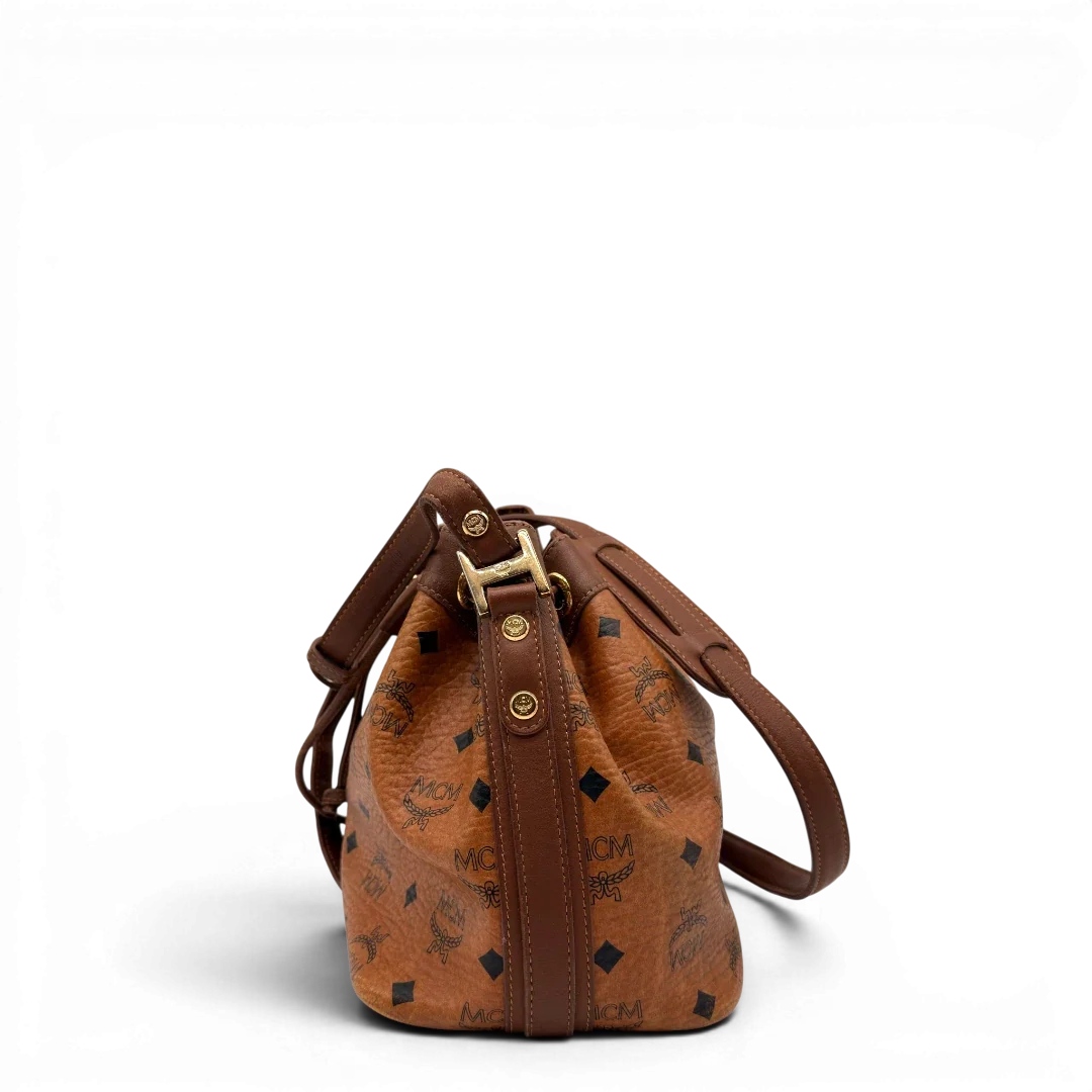 https://cdn.shopify.com/s/files/1/0564/9376/8855/files/MCM_Umhangetasche_Beuteltasche_small_mit_Kordelzug_visetos_braun_7.webp?v=1784795649