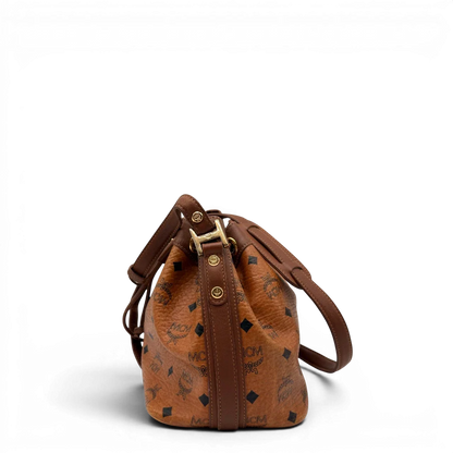 https://cdn.shopify.com/s/files/1/0564/9376/8855/files/MCM_Umhangetasche_Beuteltasche_small_mit_Kordelzug_visetos_braun_7.webp?v=1784795649