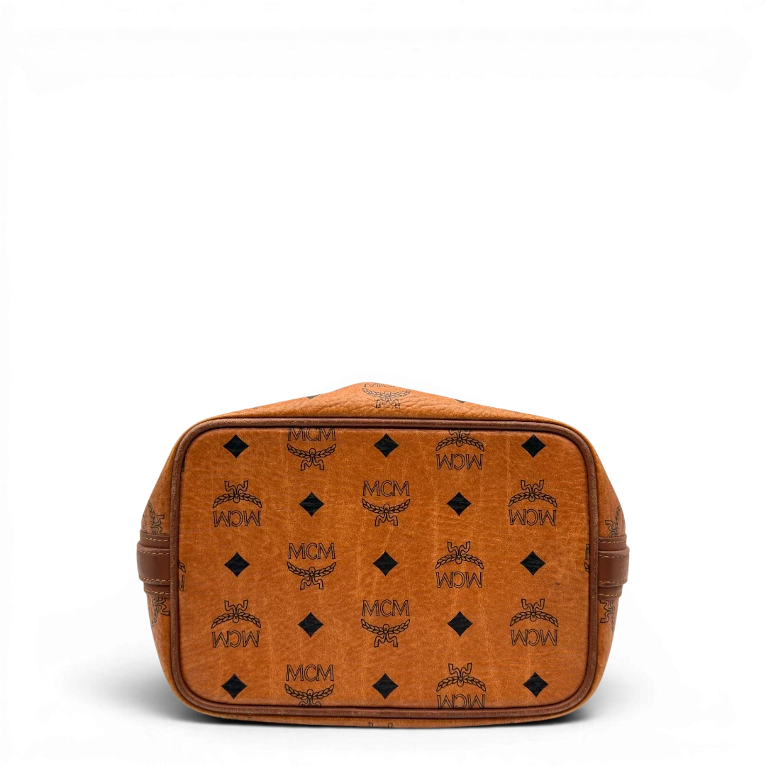 https://cdn.shopify.com/s/files/1/0564/9376/8855/files/MCM_Umhangetasche_Beuteltasche_small_mit_Kordelzug_visetos_braun_8.webp?v=1784795648
