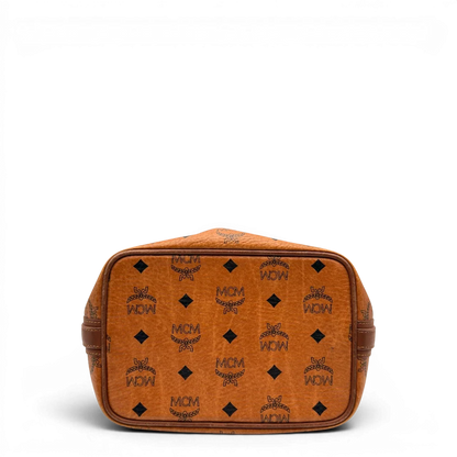 https://cdn.shopify.com/s/files/1/0564/9376/8855/files/MCM_Umhangetasche_Beuteltasche_small_mit_Kordelzug_visetos_braun_8.webp?v=1784795648