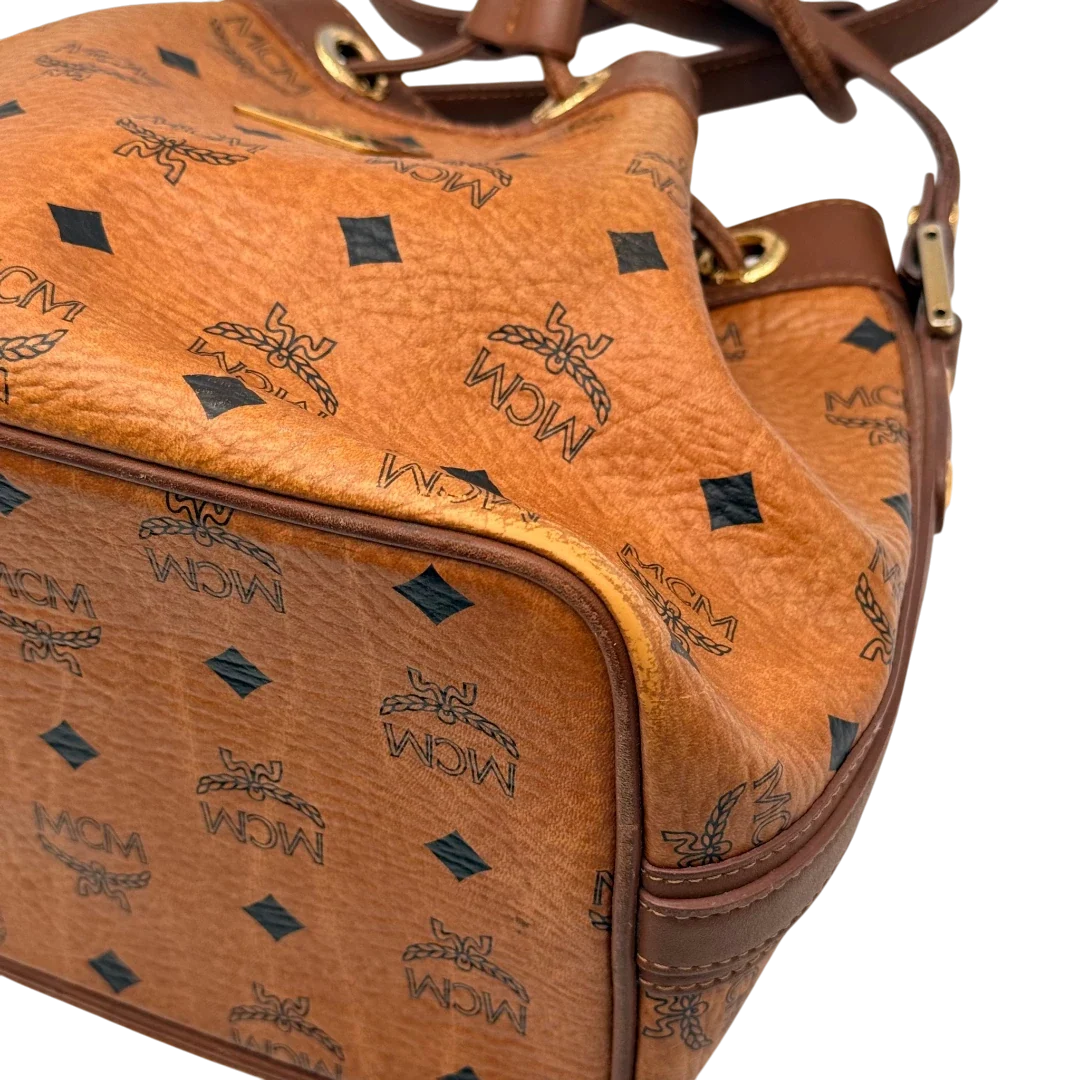 https://cdn.shopify.com/s/files/1/0564/9376/8855/files/MCM_Umhangetasche_Beuteltasche_small_mit_Kordelzug_visetos_braun_9.webp?v=1784795649
