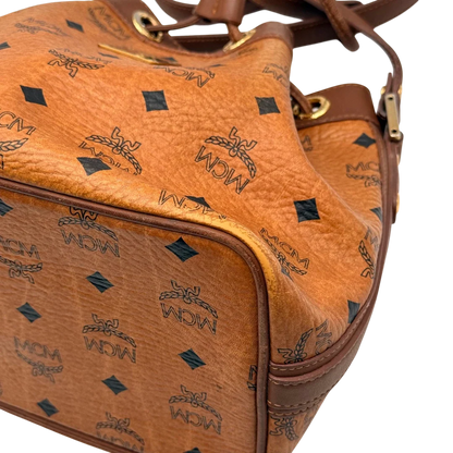 https://cdn.shopify.com/s/files/1/0564/9376/8855/files/MCM_Umhangetasche_Beuteltasche_small_mit_Kordelzug_visetos_braun_9.webp?v=1784795649