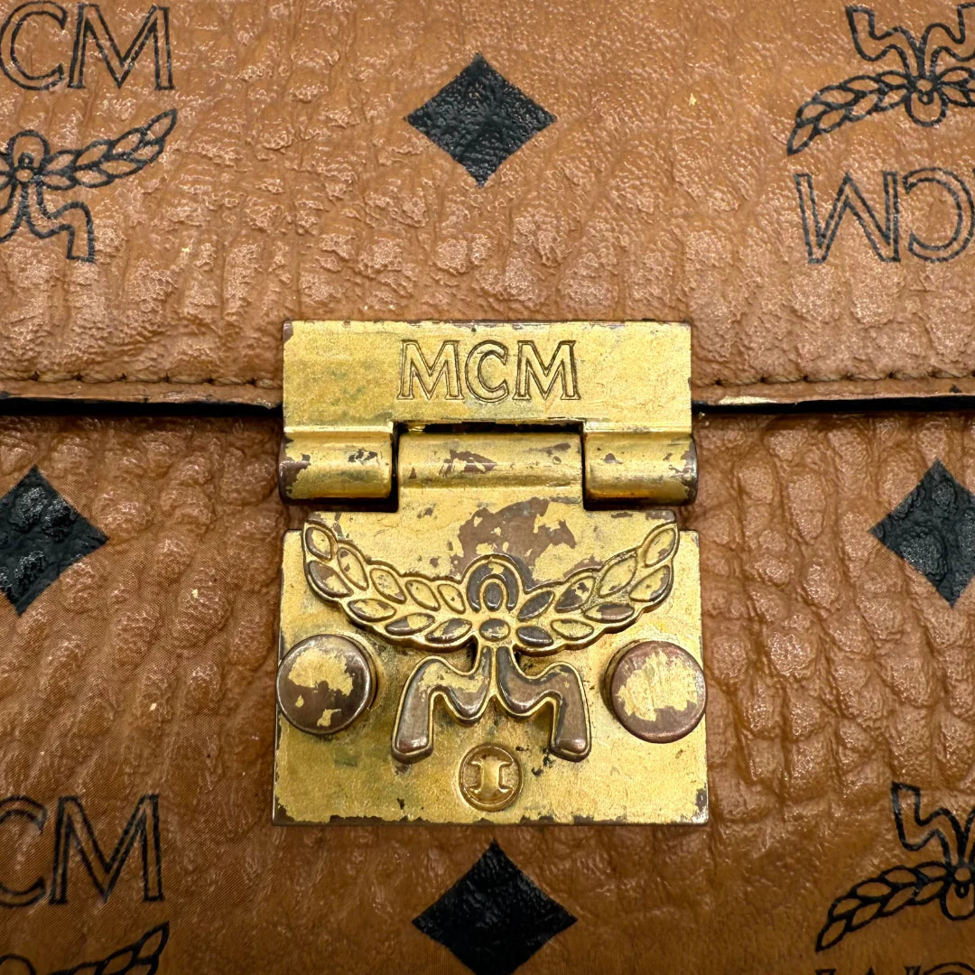https://cdn.shopify.com/s/files/1/0564/9376/8855/files/MCM_Umhangetasche_Envolope_monogram_braun_vintage_crossbody2842.webp?v=1762520581