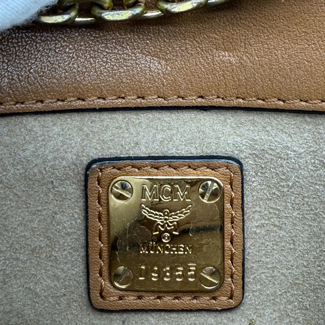 https://cdn.shopify.com/s/files/1/0564/9376/8855/files/MCM_Umhangetasche_Envolope_monogram_braun_vintage_crossbody2847.webp?v=1762520581