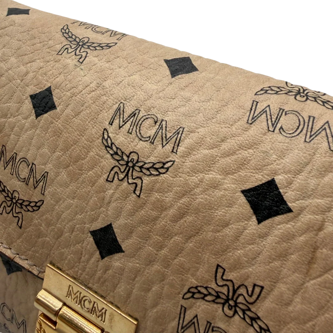 https://cdn.shopify.com/s/files/1/0564/9376/8855/files/MCM_Umhangetasche_Millie_Flap_visetos_beige_15.webp?v=1784795374