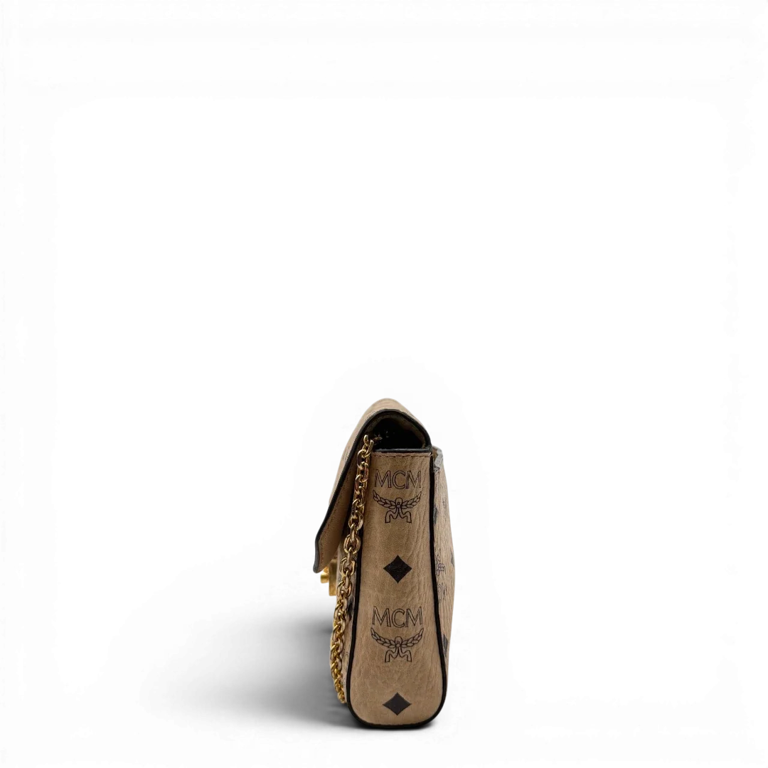 https://cdn.shopify.com/s/files/1/0564/9376/8855/files/MCM_Umhangetasche_Millie_Flap_visetos_beige_5.webp?v=1784795373