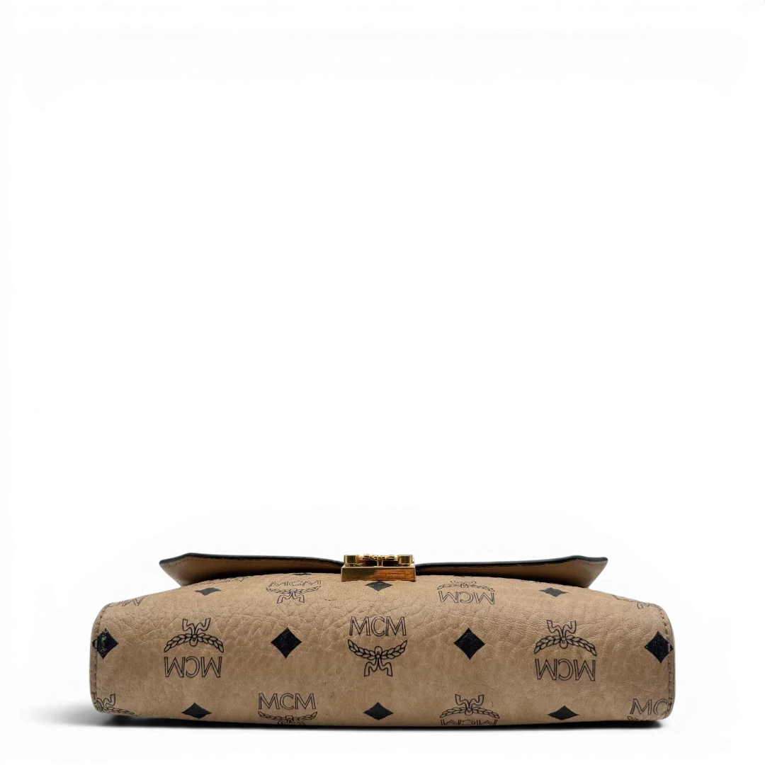 https://cdn.shopify.com/s/files/1/0564/9376/8855/files/MCM_Umhangetasche_Millie_Flap_visetos_beige_7.webp?v=1784795373