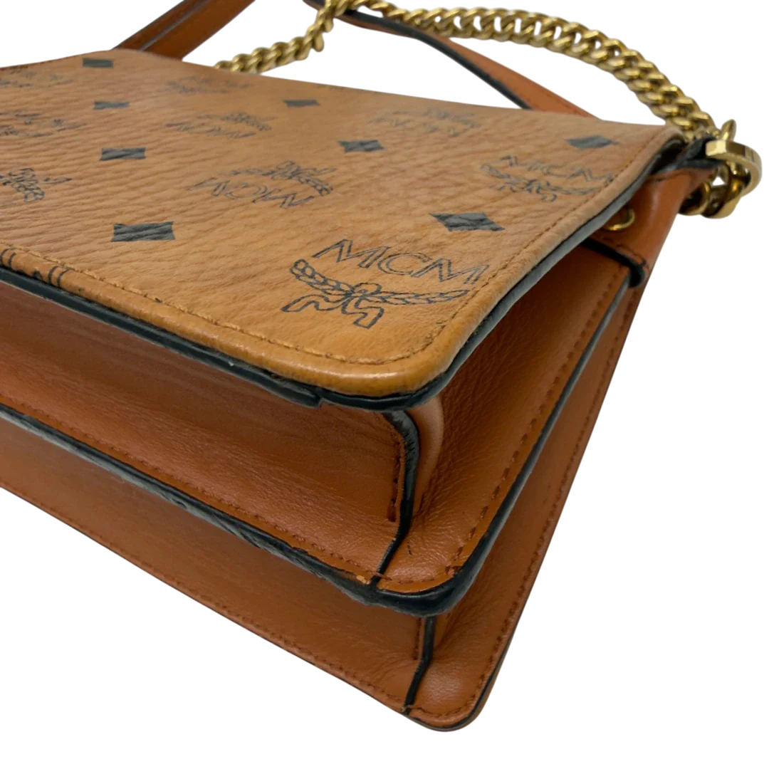 https://cdn.shopify.com/s/files/1/0564/9376/8855/files/MCM_Umhangetasche_Patricia_mit_Umhangegurt_visetos_braun_10.webp?v=1783513860