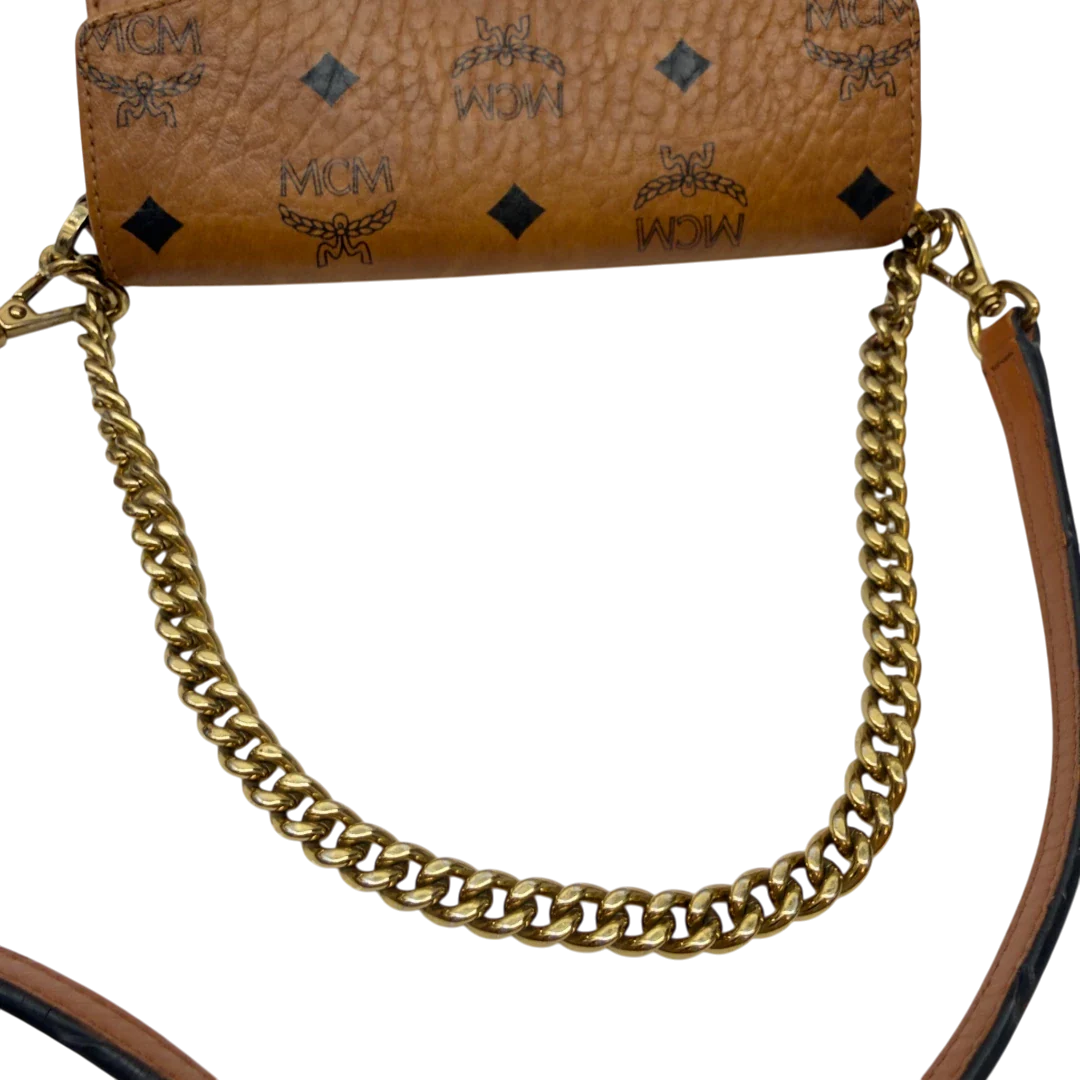 https://cdn.shopify.com/s/files/1/0564/9376/8855/files/MCM_Umhangetasche_Patricia_mit_Umhangegurt_visetos_braun_11.webp?v=1783513859
